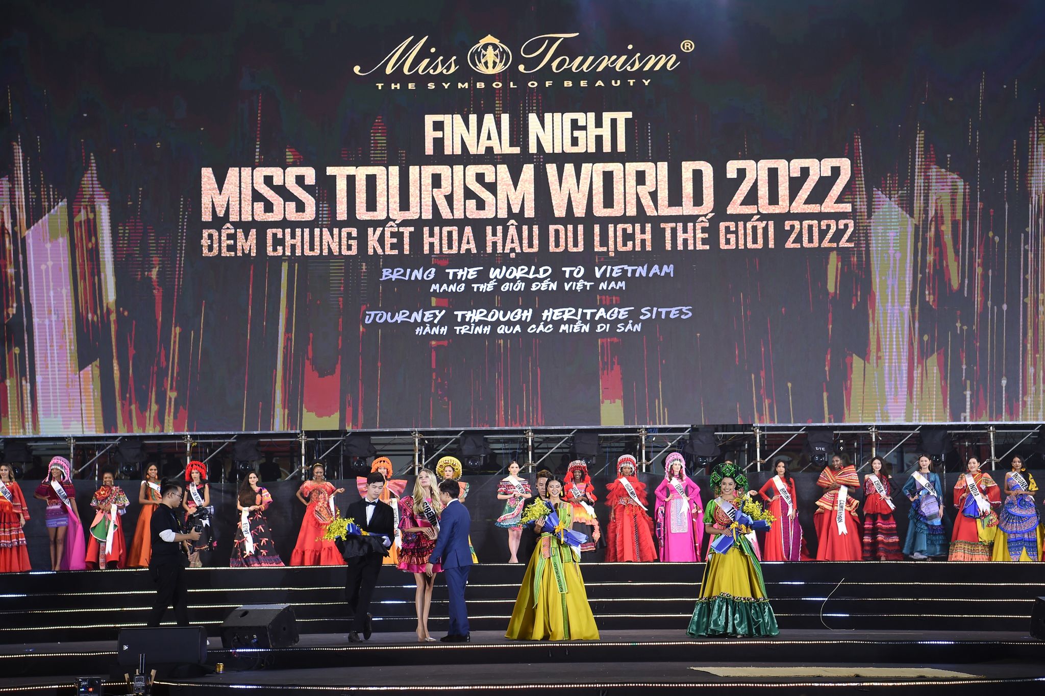 Hoa hậu Du lịch Thế giới 2022 tôn vinh áo dài và áo cóm dân tộc Thái 5 313782305 1124500098246180 7369601228231274387 n 7732