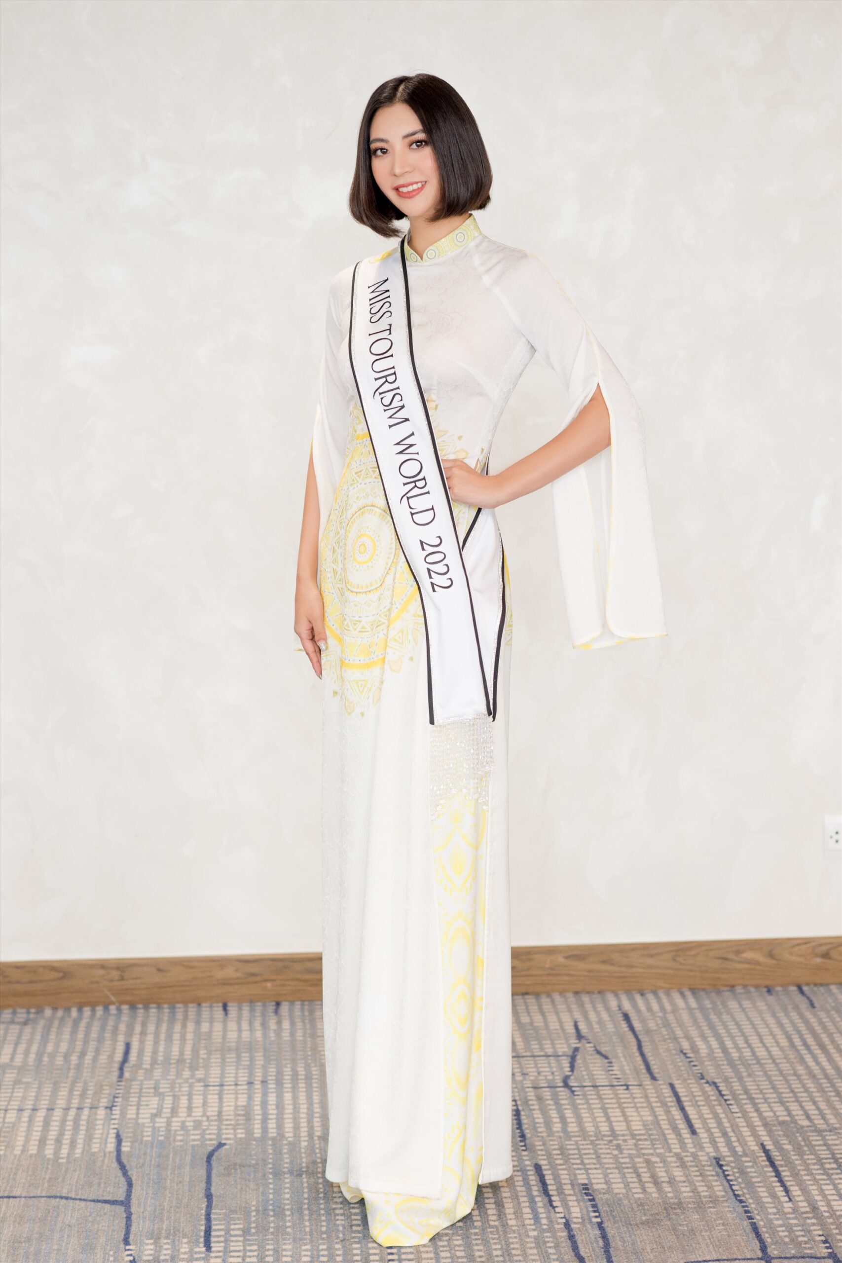 Top 5 Miss Tourism World Gracefully Wearing Traditional Ao Dai 1 Hoa hậu Erina Hanawa người Nhật Bản tạo dáng với trang phục cách điệu xẻ ở hai tay áo, họa tiết đậm phong cách Việt. Erina Hanawa sinh năm 1994, cao 1,72 m, số đo 3 vòng là 97-68-98 cm. Cô từng đoạt Á hậu 1 cuộc thi Hoa hậu Trái đất Nhật Bản 2020.