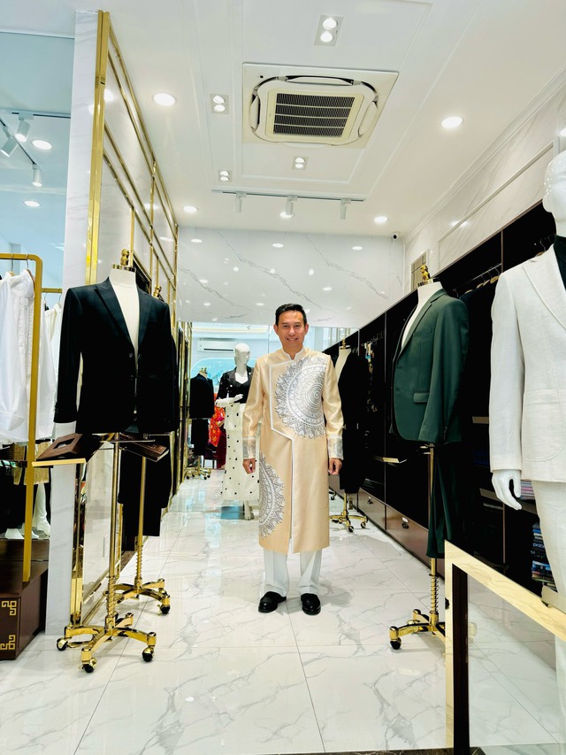 When ASEAN Consuls Wear Traditional Vietnamese Ao Dai and Join Hands... 9 indo 1711156991634477171230