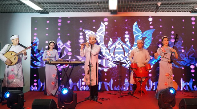 When ASEAN Consuls Wear Traditional Vietnamese Ao Dai and Join Hands... 2 phu06642 17111559799051065425537