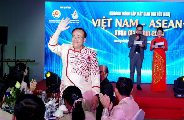 When ASEAN Consuls Wear Traditional Vietnamese Ao Dai and Join Hands... 6 phu06703 17111559799731733410701