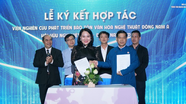 When ASEAN Consuls Wear Traditional Vietnamese Ao Dai and Join Hands... 4 phu07047 1711155979612690379551