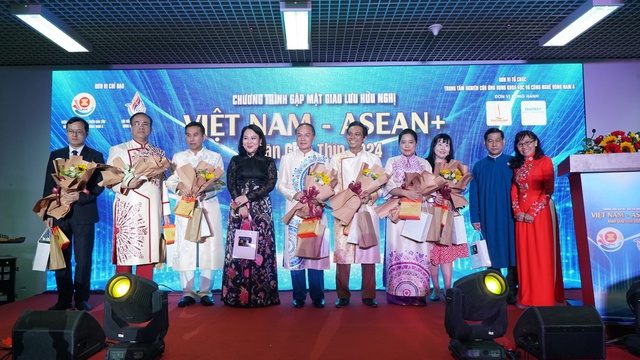 When ASEAN Consuls Wear Traditional Vietnamese Ao Dai and Join Hands... 5 phu07366 17111559796941332532561