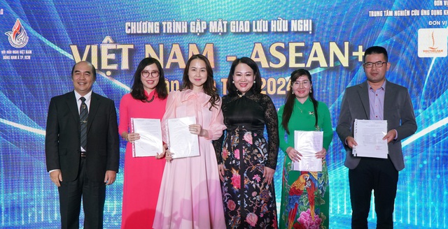 When ASEAN Consuls Wear Traditional Vietnamese Ao Dai and Join Hands... 11 phu07613 17111559888931577148468