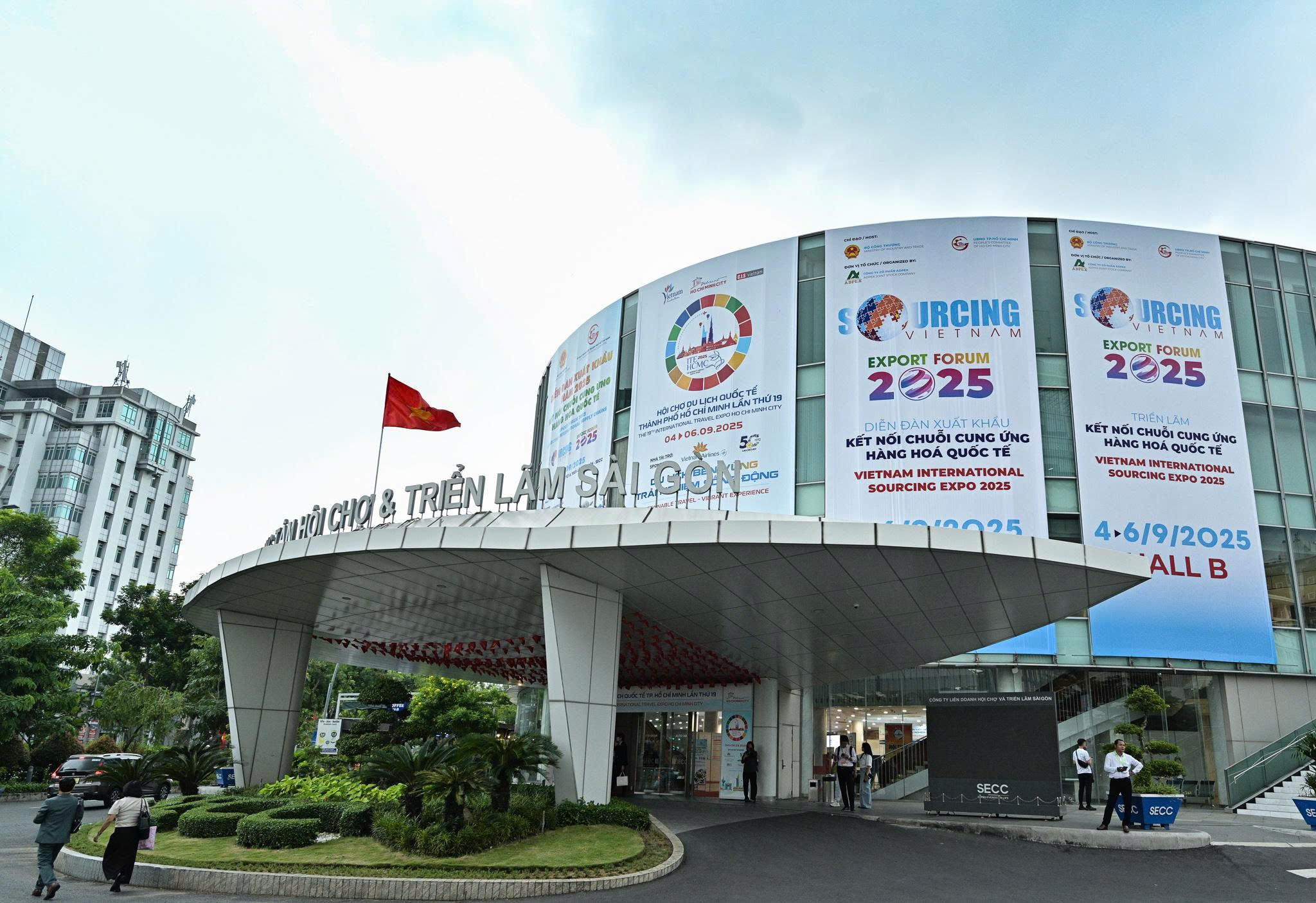 Byfas and Designer Anna Hạnh Lê Redefine Vietnam Luxury Silk at Sourcing Expo 2025 1 z6981674015440 e3d738dd50d2c3b5a43a66eaa7f41e5e