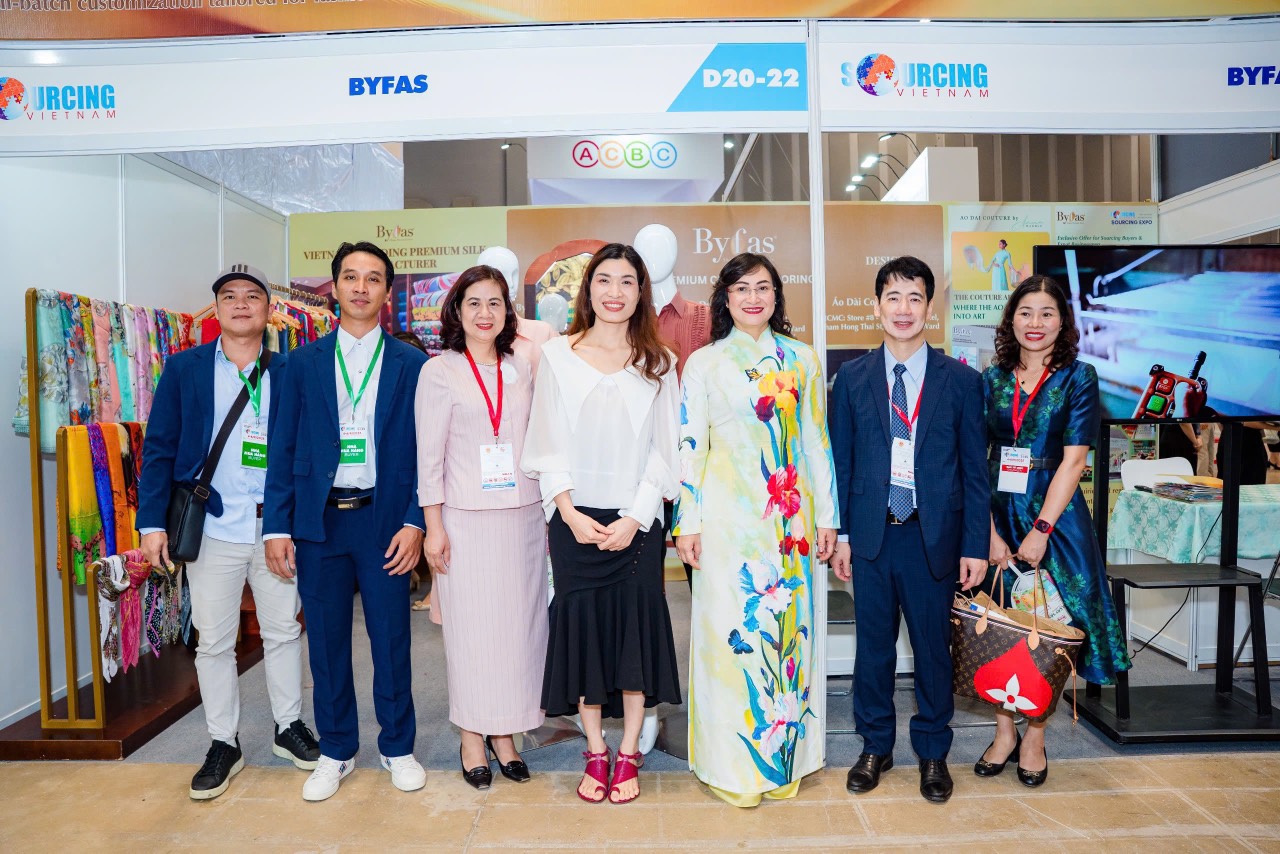 Byfas and Designer Anna Hạnh Lê Redefine Vietnam Luxury Silk at Sourcing Expo 2025 8 z6984438966992 2164e2d109b57e8b074d3cb492119177