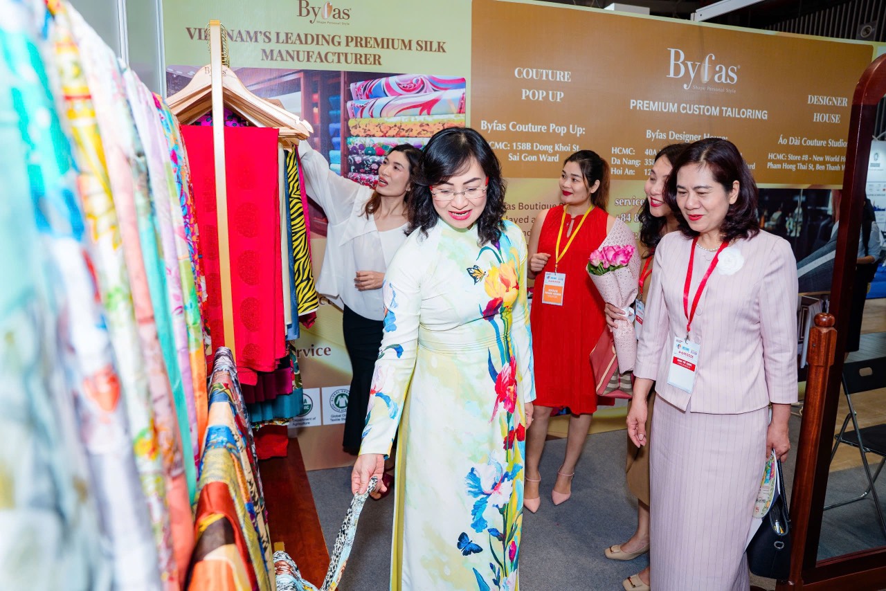 Byfas and Designer Anna Hạnh Lê Redefine Vietnam Luxury Silk at Sourcing Expo 2025 7 z6984438971316 27258604893ae874aa41a398d59de006